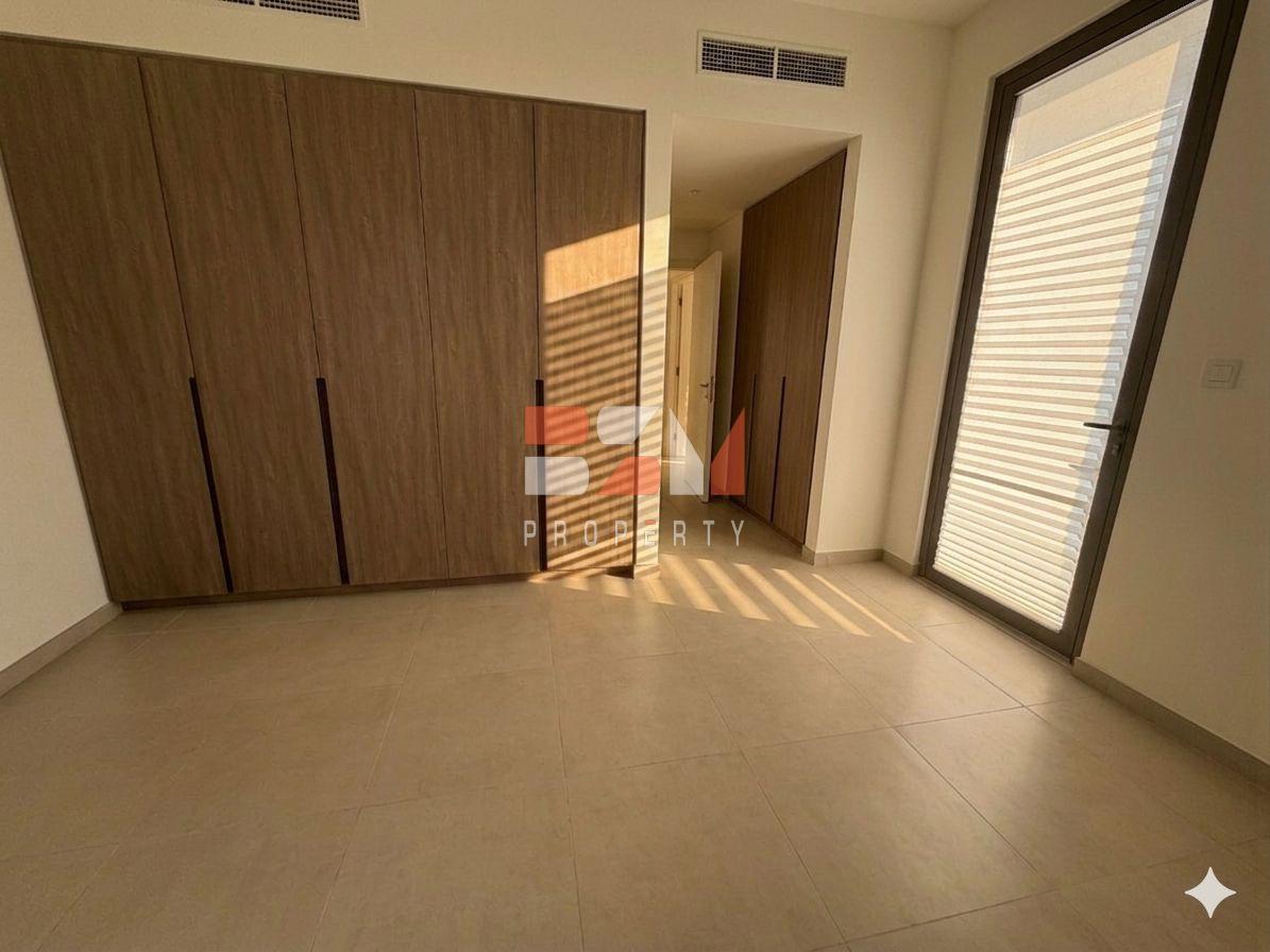 CORNER SPACIOUS 4BR TOWNHOUSE PERFECT FOR FAMILY