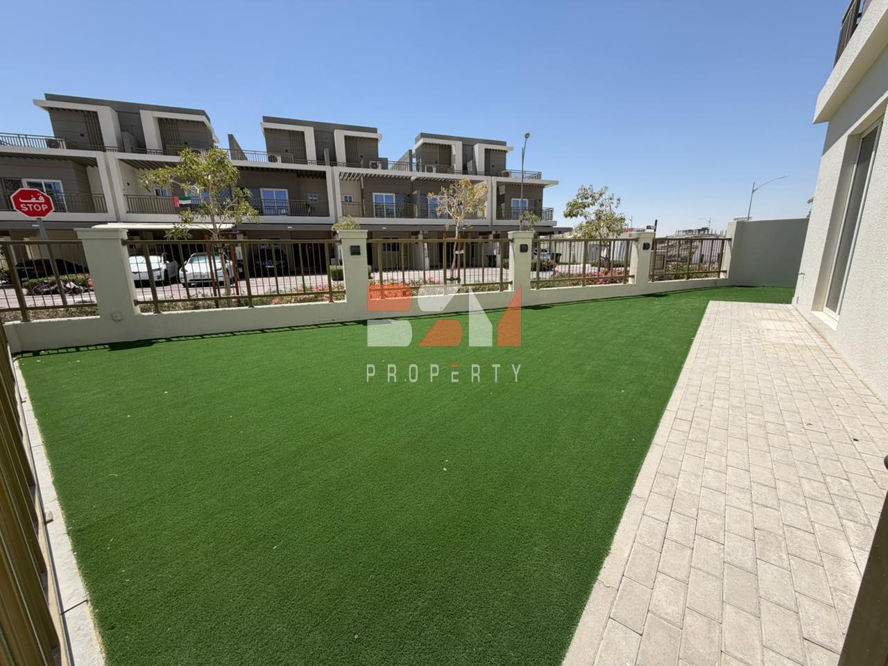 LARGE CORNER UNIT | PARK & POOL | CLOSED KITCHEN