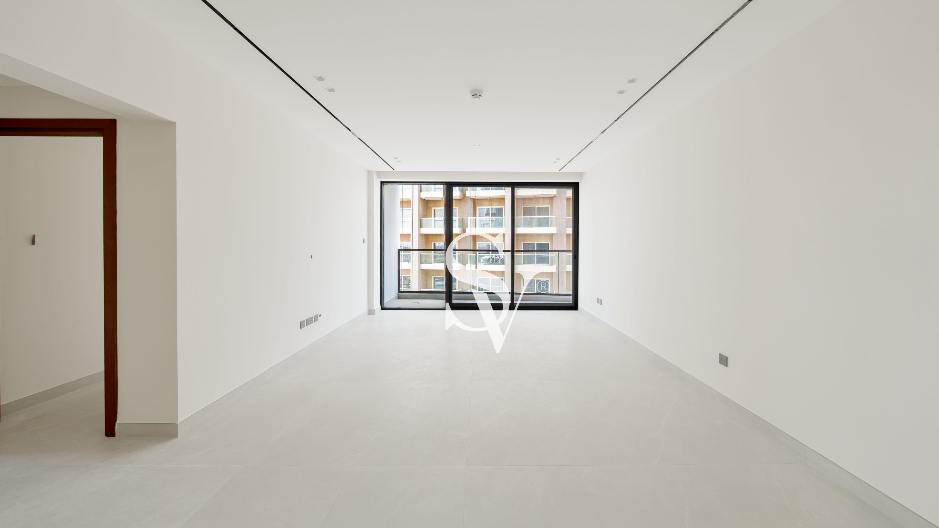 Chiller Free |Brand New |Closed Kitchen |Mid Floor